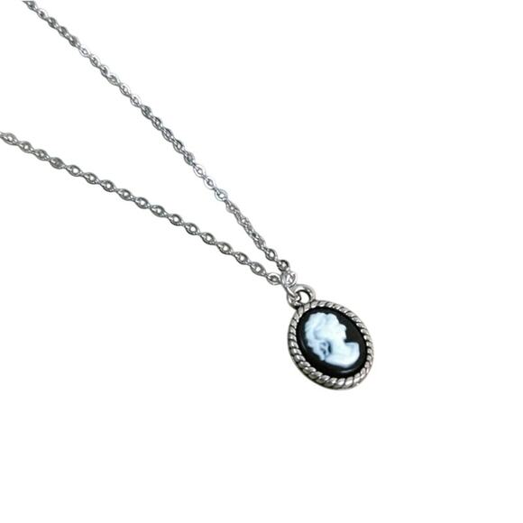💚Petite Cameo pendant with silver chain necklace - Picture 2 of 6